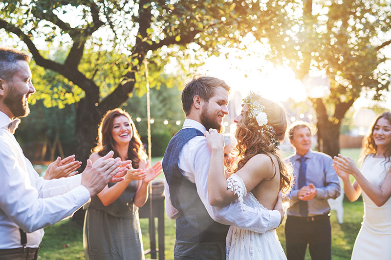 melhor dia da semana para casar - noivos comemorando