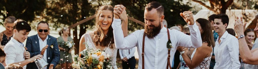 |||convidados-cumprimenta-casal|convidados-deixa-mensagem-aos-noivos-em-tela|casal-dá-risada-enquanto-ouve-mensagem-aos-noivos|padrinhos-abraçam-noivo-antes-do-casamento|madrinhas-abraçam-noiva|mensagem aos noivos||