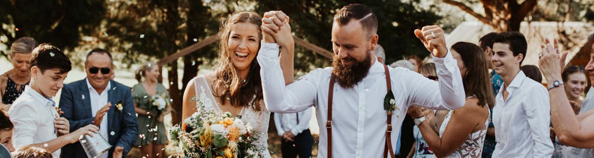 |||convidados-cumprimenta-casal|convidados-deixa-mensagem-aos-noivos-em-tela|casal-dá-risada-enquanto-ouve-mensagem-aos-noivos|padrinhos-abraçam-noivo-antes-do-casamento|madrinhas-abraçam-noiva|mensagem aos noivos||