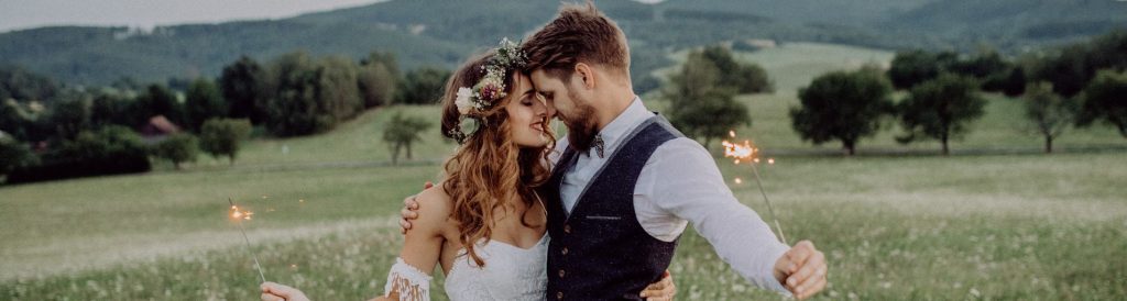 Casal dançando na floresta. Foto: iStock|Casal Fabiana Baidon e José Luiz Baidon ajoelhados no casamento. Foto: Divulgação|Mensagem de aniversário de casamento|Mensagem de aniversário de casamento escreva de coração|Mensagem de aniversário de casamento para amigos|Mensagem de aniversário de casamento casal religioso|