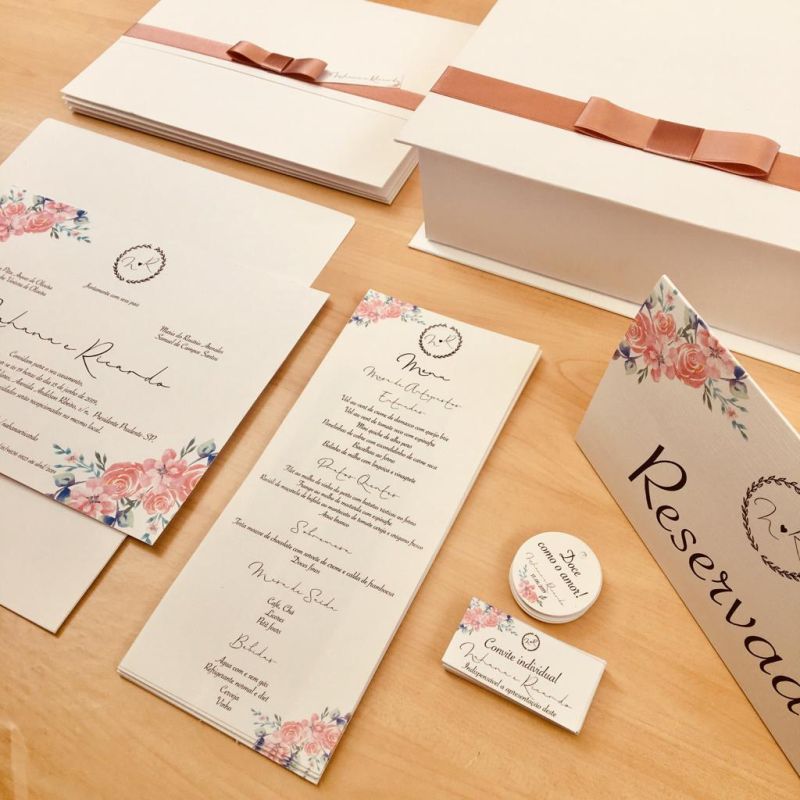 menu do casamento impresso com flores ao redor