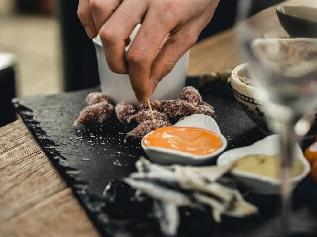 Imagem de uma pessoa pegando com um palito uma comida com um molho ao lado|finger food casamento|finger food casamento||finger food casamento|||finger food casamento|finger food|finger food|finger food|finger food|finger food|finger food|finger food|finger food|finger food|finger food||Imagem de pequenos doces em uma mesa|Pessoa segurando louça de vidro com comida|Imagem de frutas em espetinhos formando um buquê de flores||Comidinhas fatiadas servidas em uma mesa|Imagem de sobremesa em copinhos de decoração