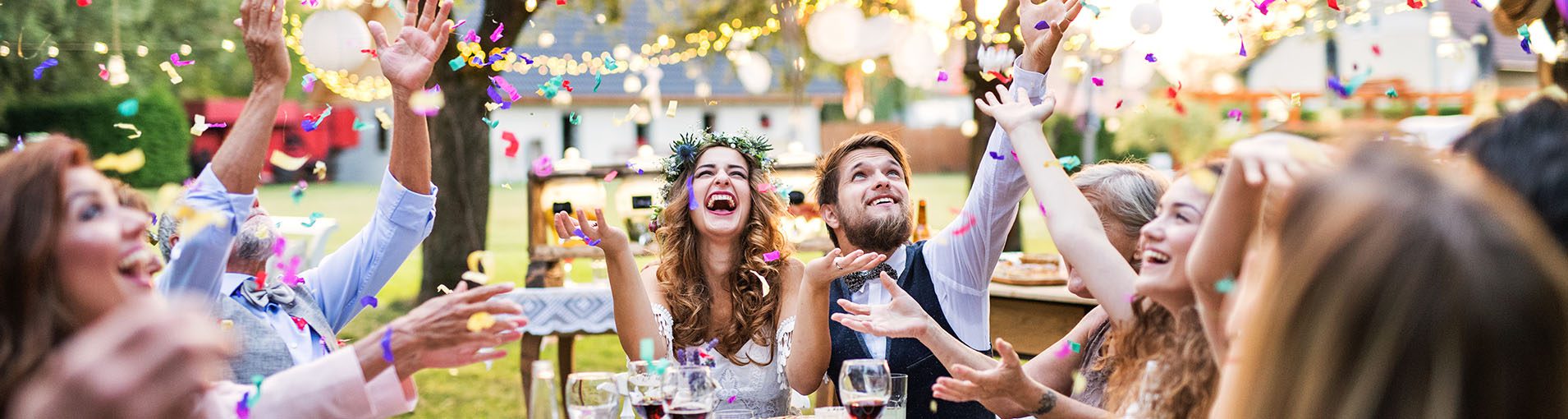 |decoração-living-coral-para-mini-wedding|casal-em-mini-wedding|mesa-de-convidados-de-mini-wedding|mesa-de-convidados-para-mini-wedding|mesa-de-bolo-para-mini-wedding|vestido-de-noiva-para-mini-wedding|traje-do-noivo-para-mini-wedding|convidados-em-mini-wedding|