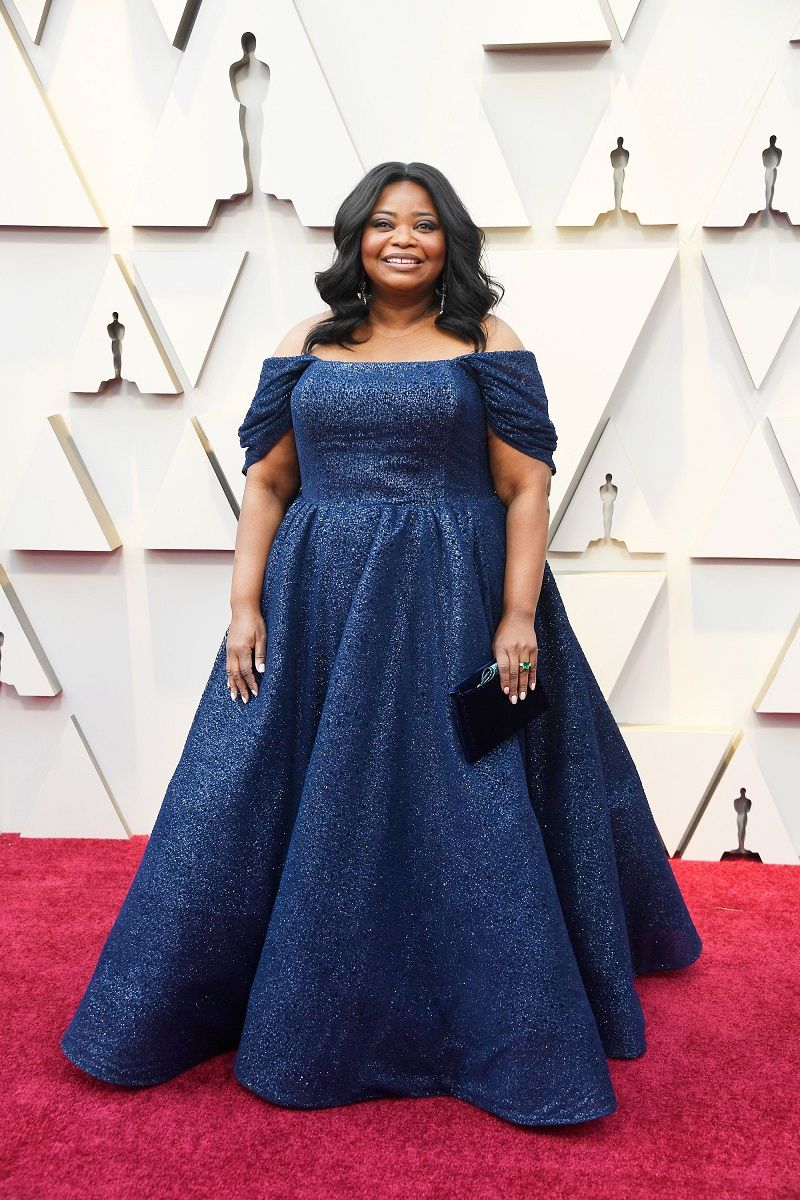 octavia-spencer-com-modelo-de-vestido-de-casamento-azul