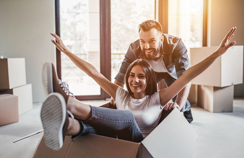 casal em mudança para a casa nova