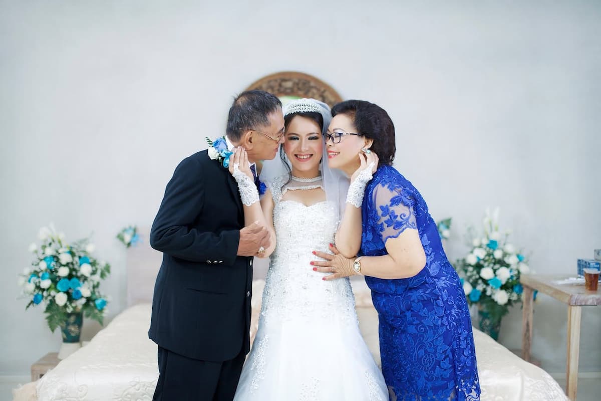 Imagem dos pais beijando a filha noiva no dia do casamento|Músicas para a entrada dos pais|Músicas para a entrada dos pais|Músicas para a entrada dos pais|Músicas para a entrada dos pais|Músicas para a entrada dos pais|Músicas para a entrada dos paisMúsicas para a entrada dos pais|||Imagem de uma noiva entrando com os pais na igreja|Imagem de uma noiva entrando com o pai no dia do casamento|Imagem de uma noiva com o seu pai chegando no local de casamento