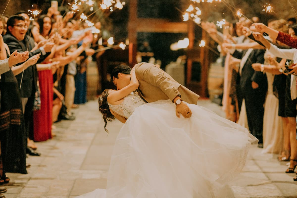 Casal se beijando no casamento com músicas para vídeo de casamento