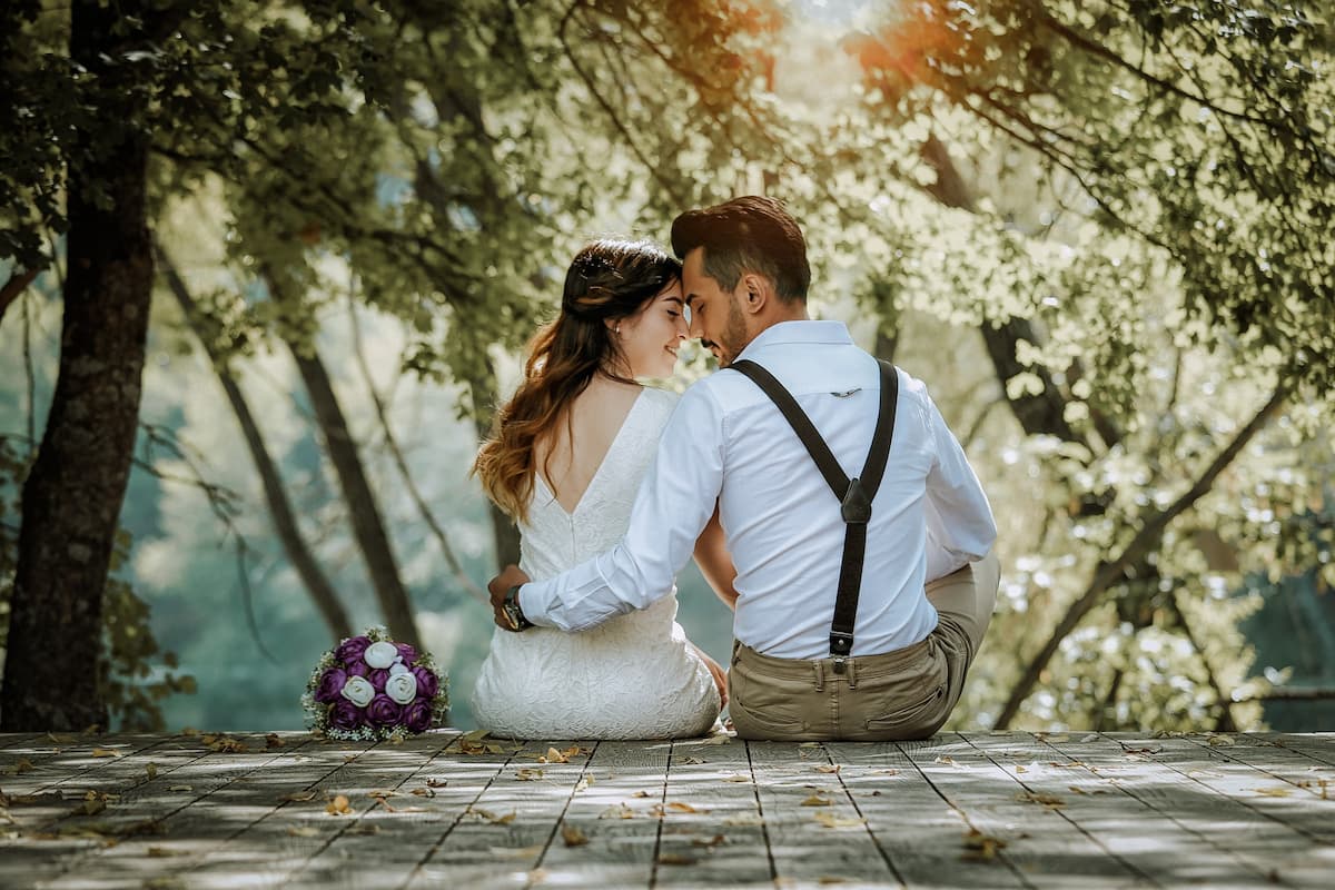 Imagem de um casal abraçados sentados em um deck de madeira|músicas para o vídeo de casamento|músicas para o vídeo de casamento|músicas para o vídeo de casamento|músicas para o vídeo de casamento|músicas para o vídeo de casamento|músicas para o vídeo de casamento|músicas para o vídeo de casamento|músicas para vídeo de casamento|músicas para vídeo de casamento|músicas para vídeo de casamento|músicas para o vídeo de casamento|músicas para o vídeo de casamento|Imagem de casal se beijando no casamento