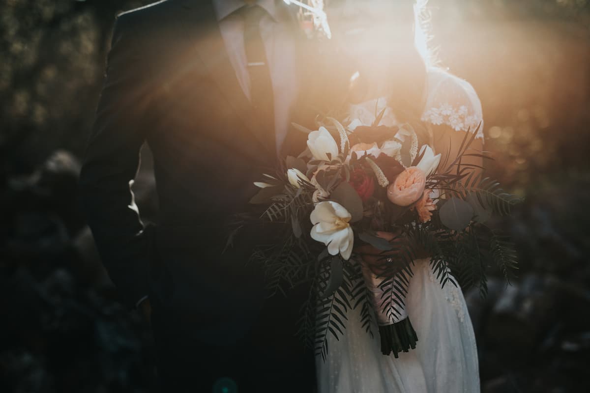 noivos planejando lista de casamento solidária com apoio de ONG