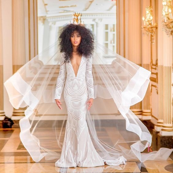 Noiva com cabelo solto, levemente ondulado e com brilho, demonstrando o movimento e a naturalidade do penteado