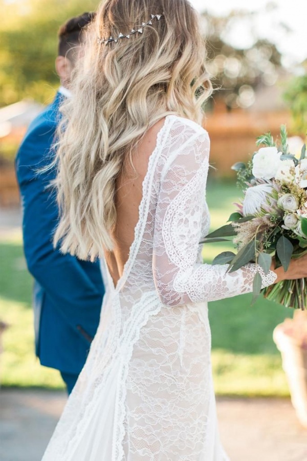 Noiva com cabelo solto e véu longo, demonstrando como o véu pode ser usado com os fios soltos e ondulados