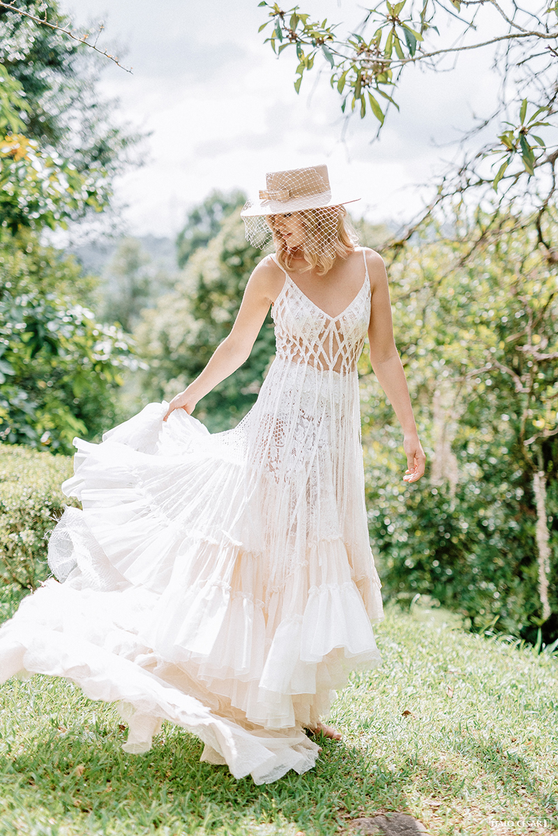 vestido de noiva com mix de texturas para casamento no campo
