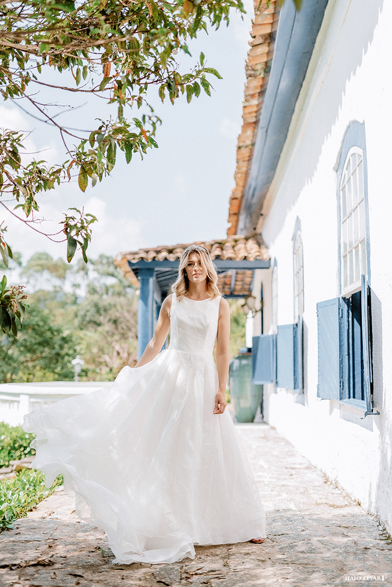 vestido de noiva minimalista e romântico para casamento no campo