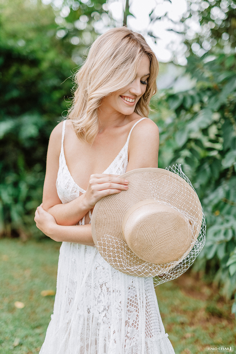 noiva no campo com maquiagem leve e natural para casamento no campo