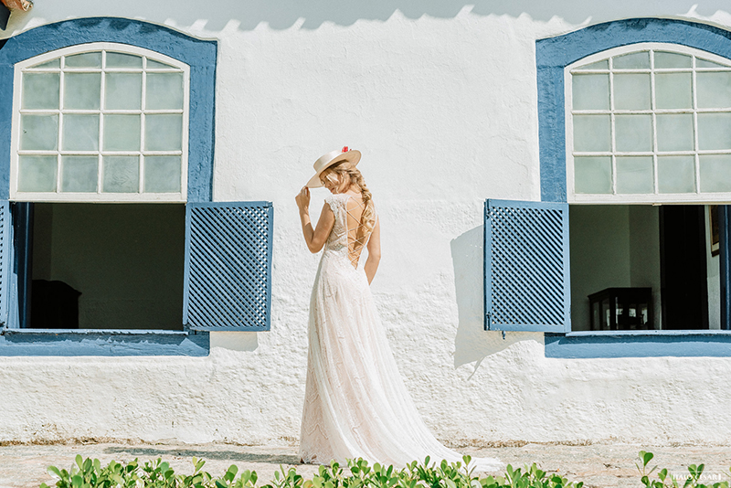 vestido de noiva fluido moderno para casamento no campo