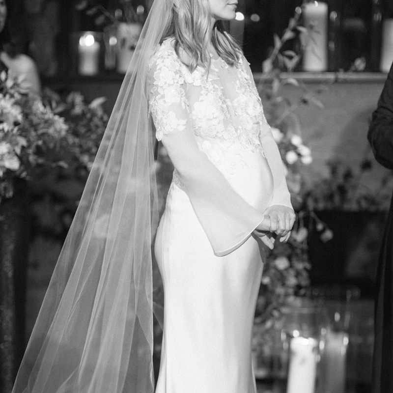 noiva grávida curtindo casamento de dia