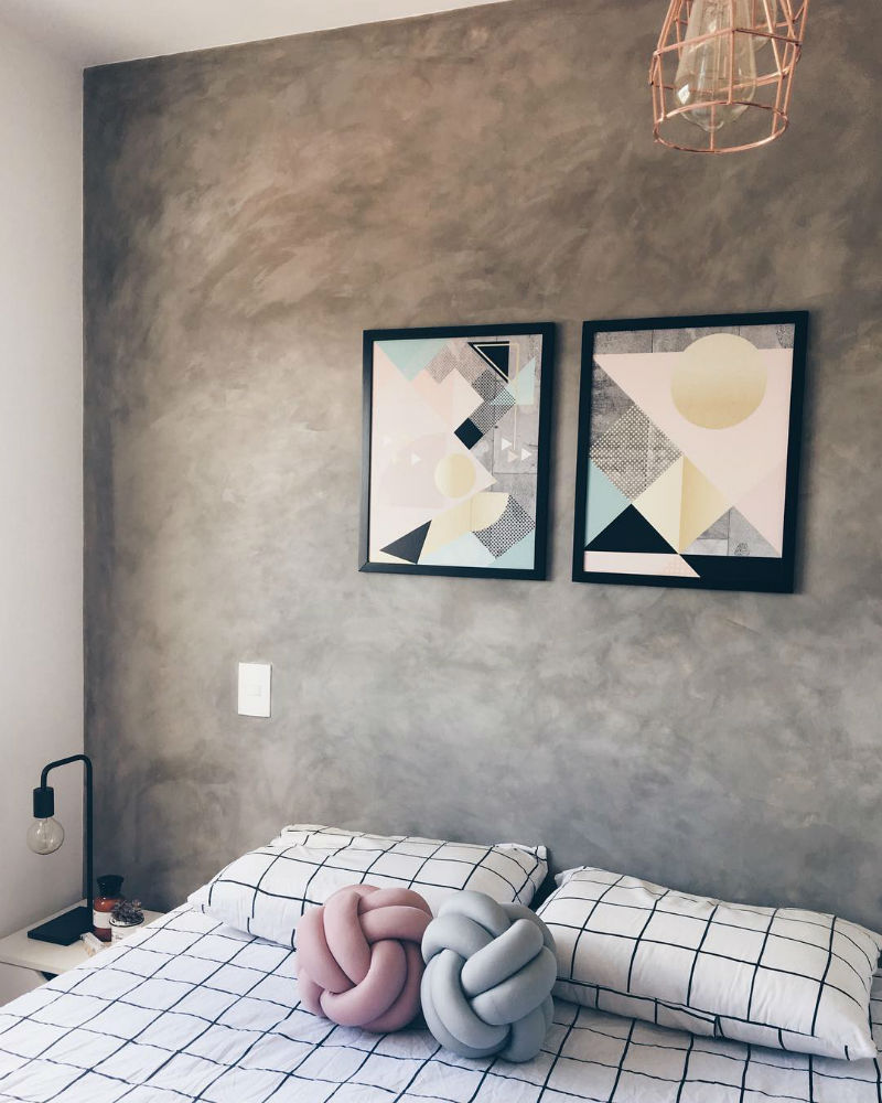 parede de cimento queimado no quarto com iluminação aconchegante