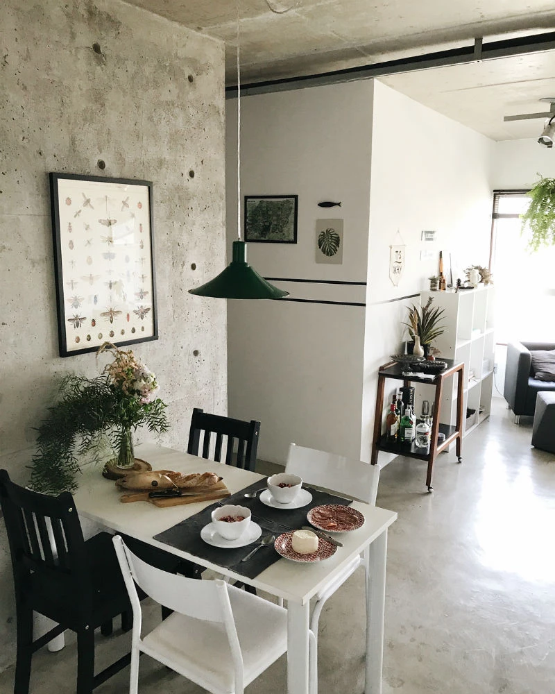 parede de cimento queimado com plantas e madeira