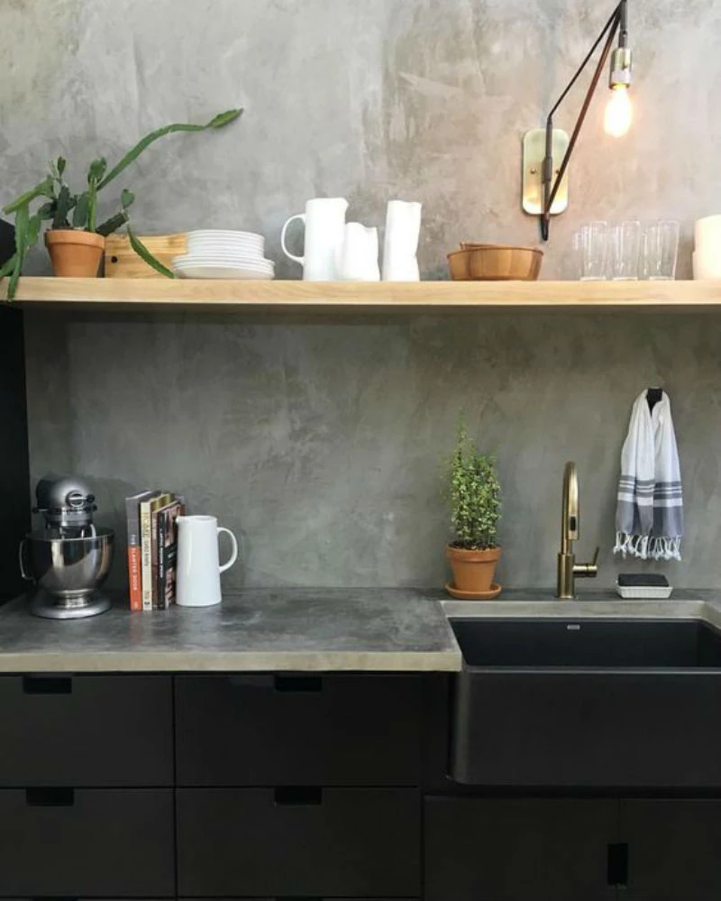 parede de cimento queimado com prateleiras e quadros