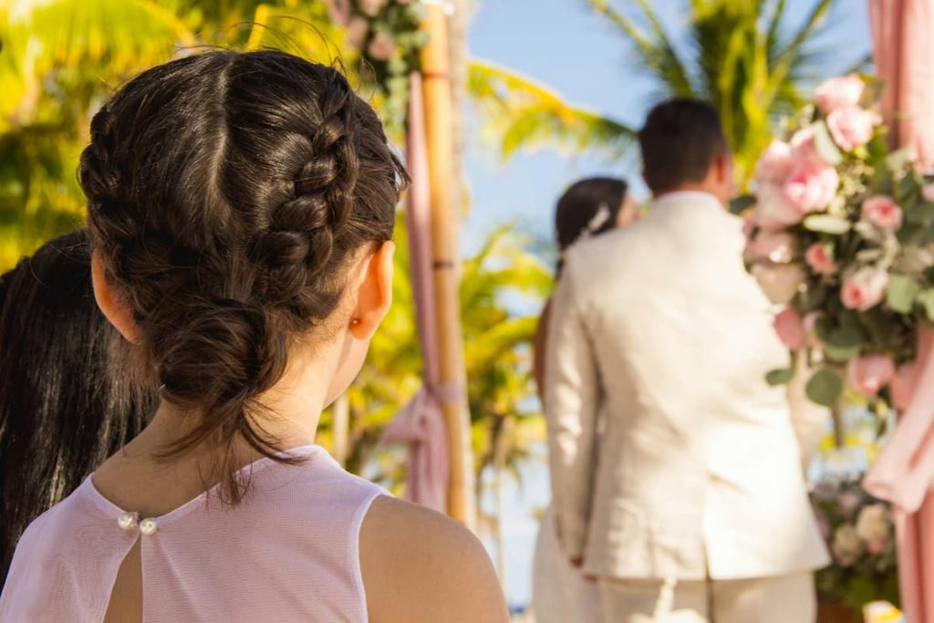 Menina florista de casamento de costas mostrando o penteado.|||||||||||||