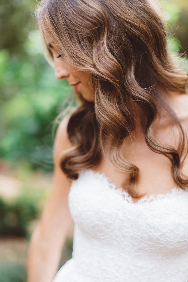 Inspiração de penteado para noiva solto com cabelo jogado de lado, ondas e véu