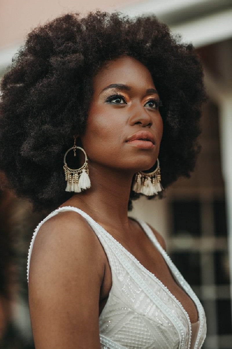 Inspiração de penteado para noiva solto com tiara dourada fina e ondas naturais