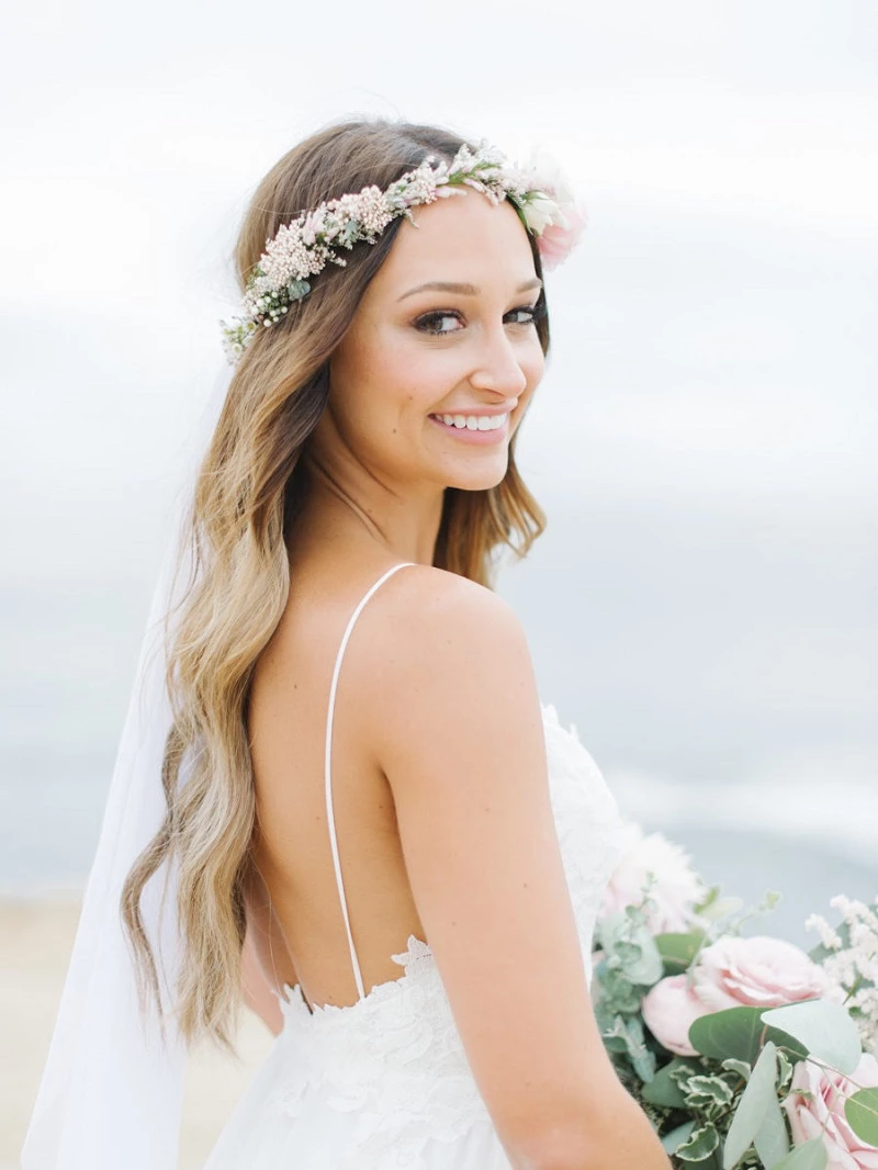 Inspiração de penteado para noiva solto com tiara delicada e ondas suaves