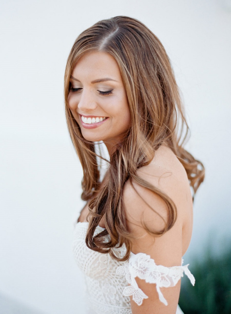 Inspiração de penteado para noiva solto com cabelo liso e véu minimalista