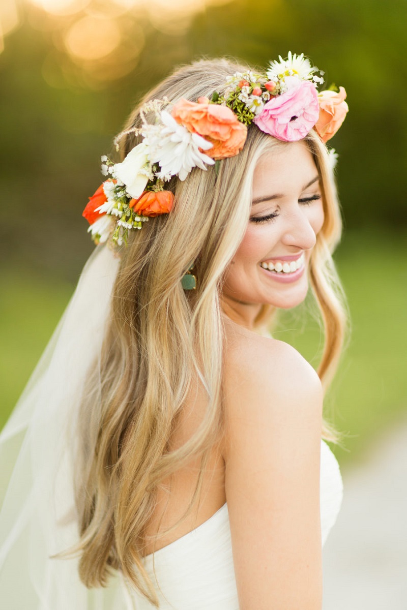 Inspiração de penteado para noiva solto com volume no topo e ondas suaves nas pontas