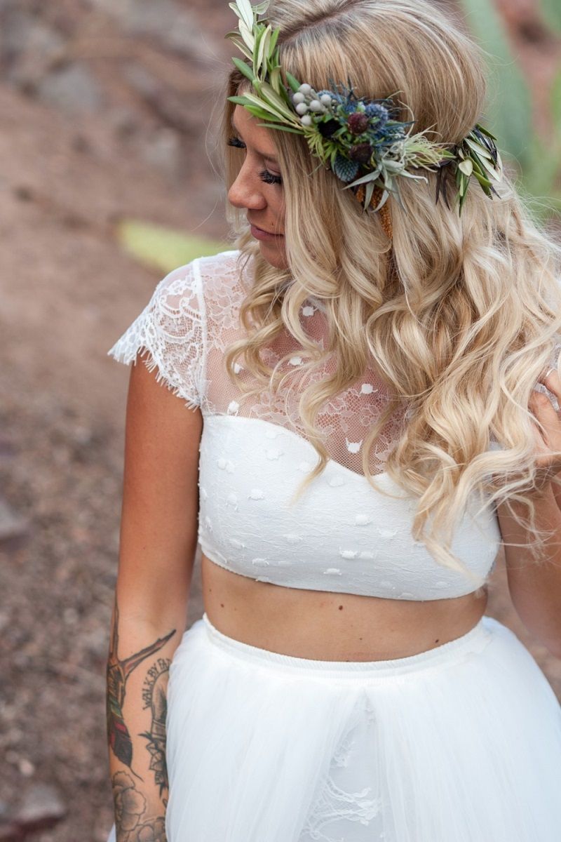 Inspiração de penteado para noiva solto com mechas frontais trançadas e ondas marcadas