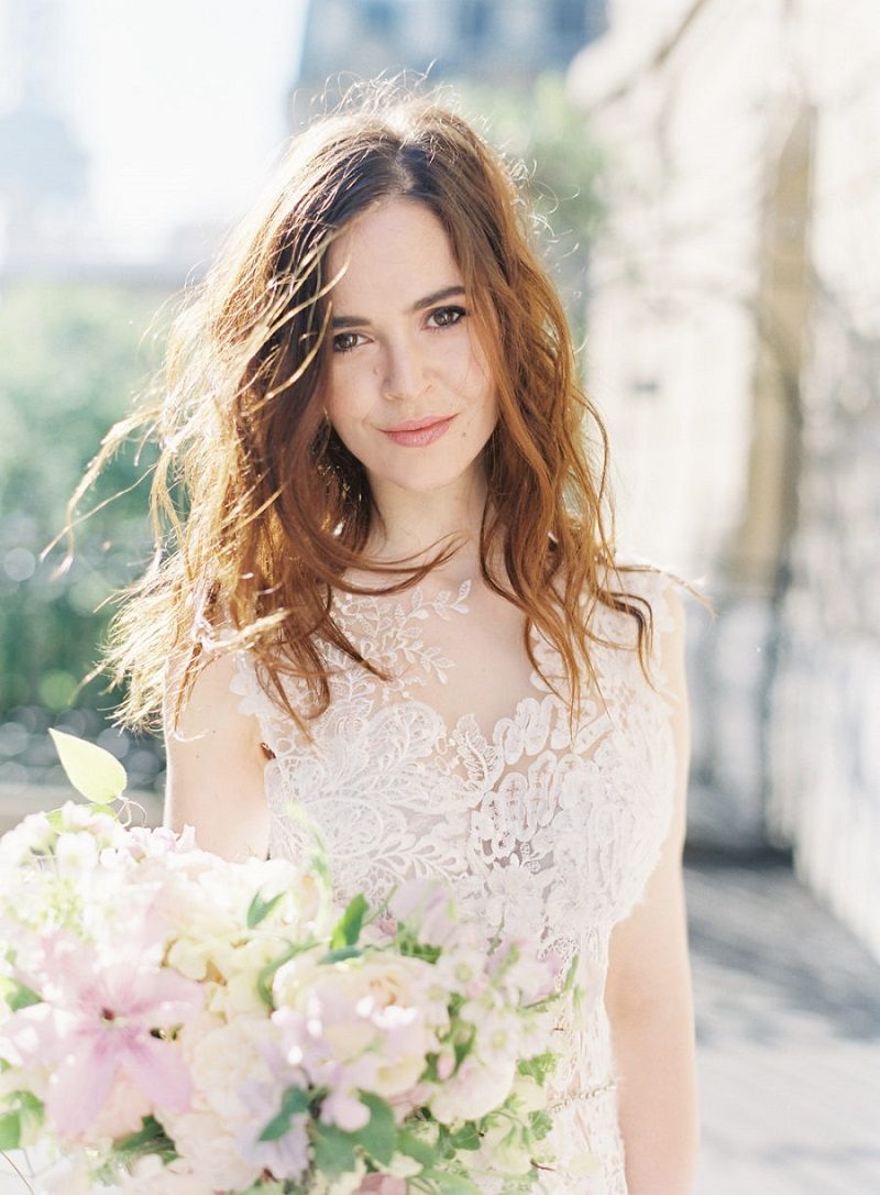 Inspiração de penteado para noiva solto com ondas leves e presilhas de pérolas