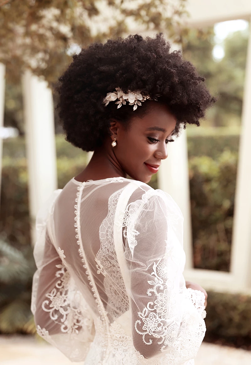 penteado para noiva negra com coque volumoso