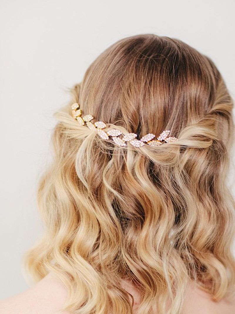 Penteados para casamento para cabelo curto com acessório floral na lateral