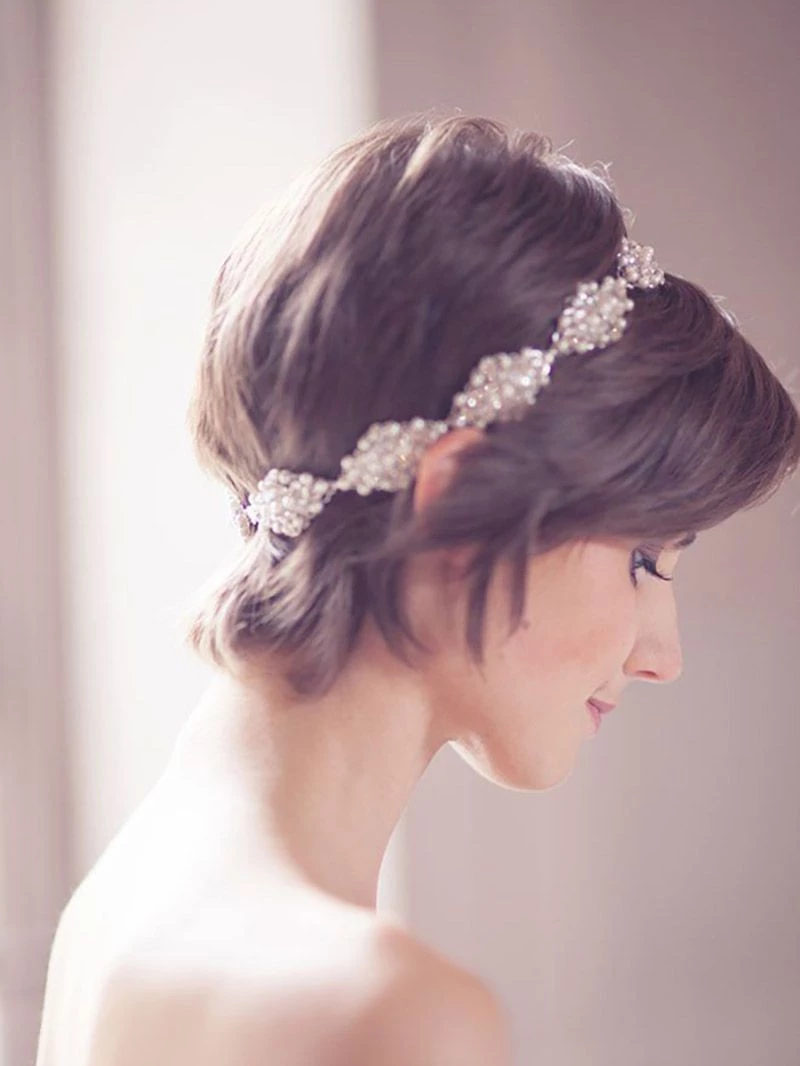 Penteado para casamento para cabelo curto com tiara delicada
