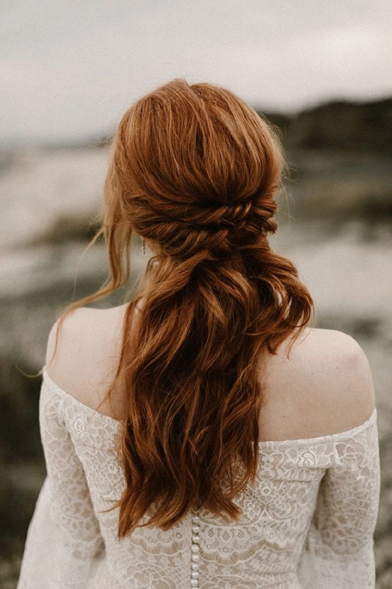 penteados para noivas ruivas com tiara de tranças e véu