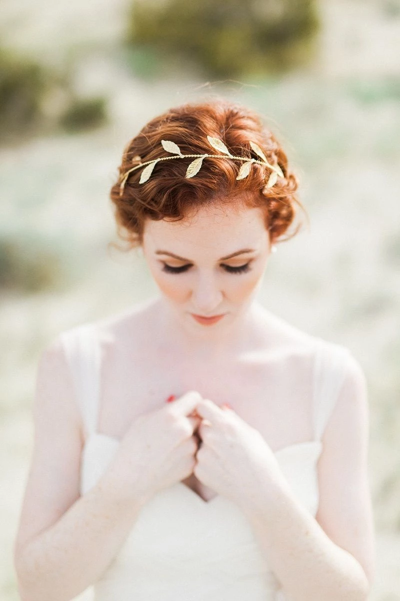 penteados para noivas ruivas com coroa dourada e cabelo solto