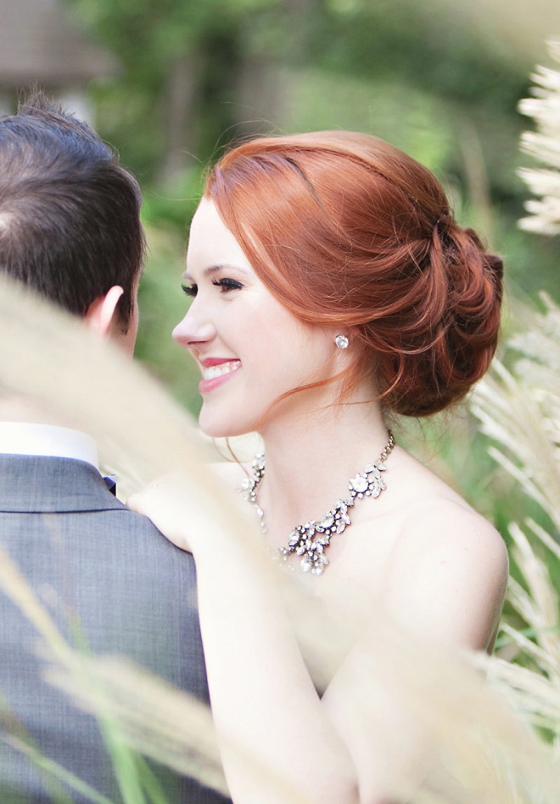 noiva ruiva com coque baixo e véu, inspiração de penteados para noivas ruivas