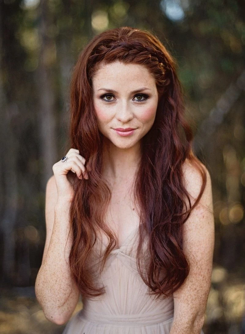 penteados para noivas ruivas com tiara de trança, delicado e romântico