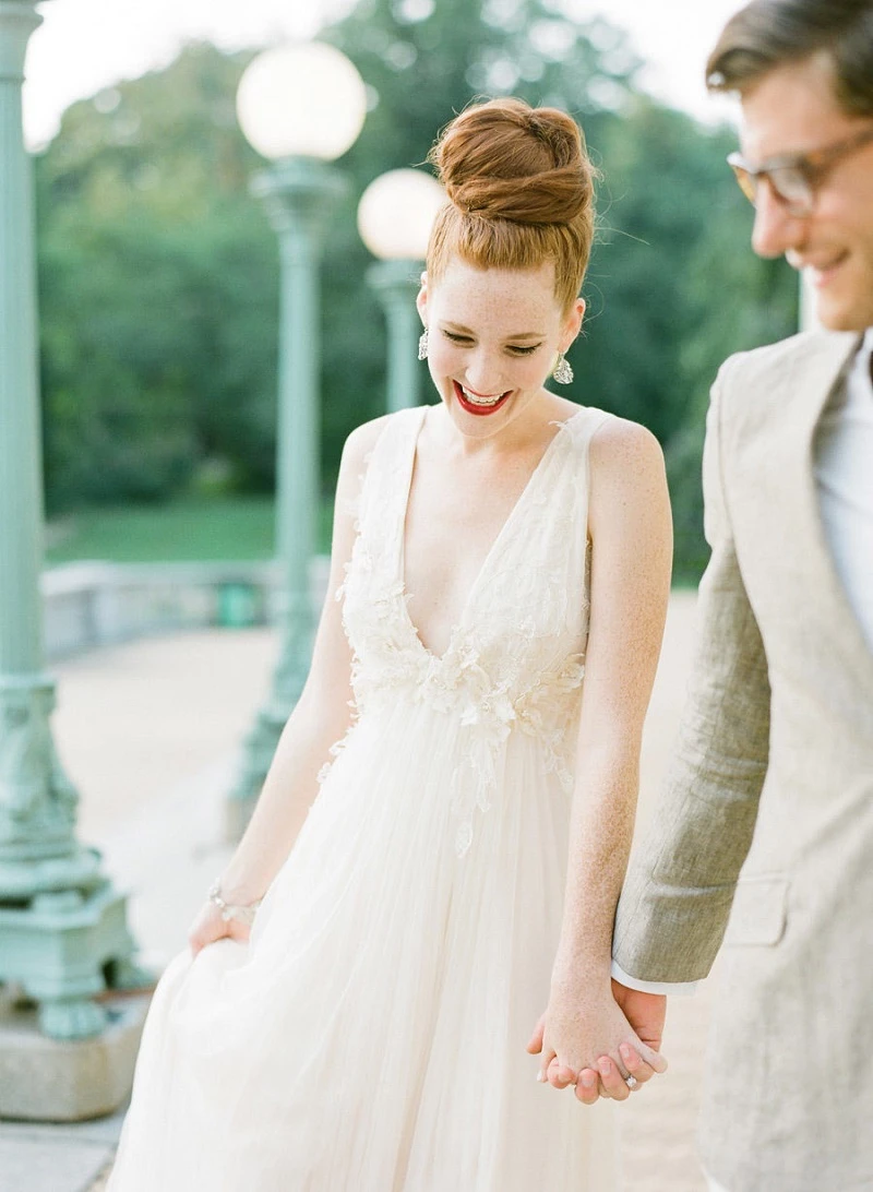 penteados para noivas ruivas com coque clássico e arranjo de cabelo