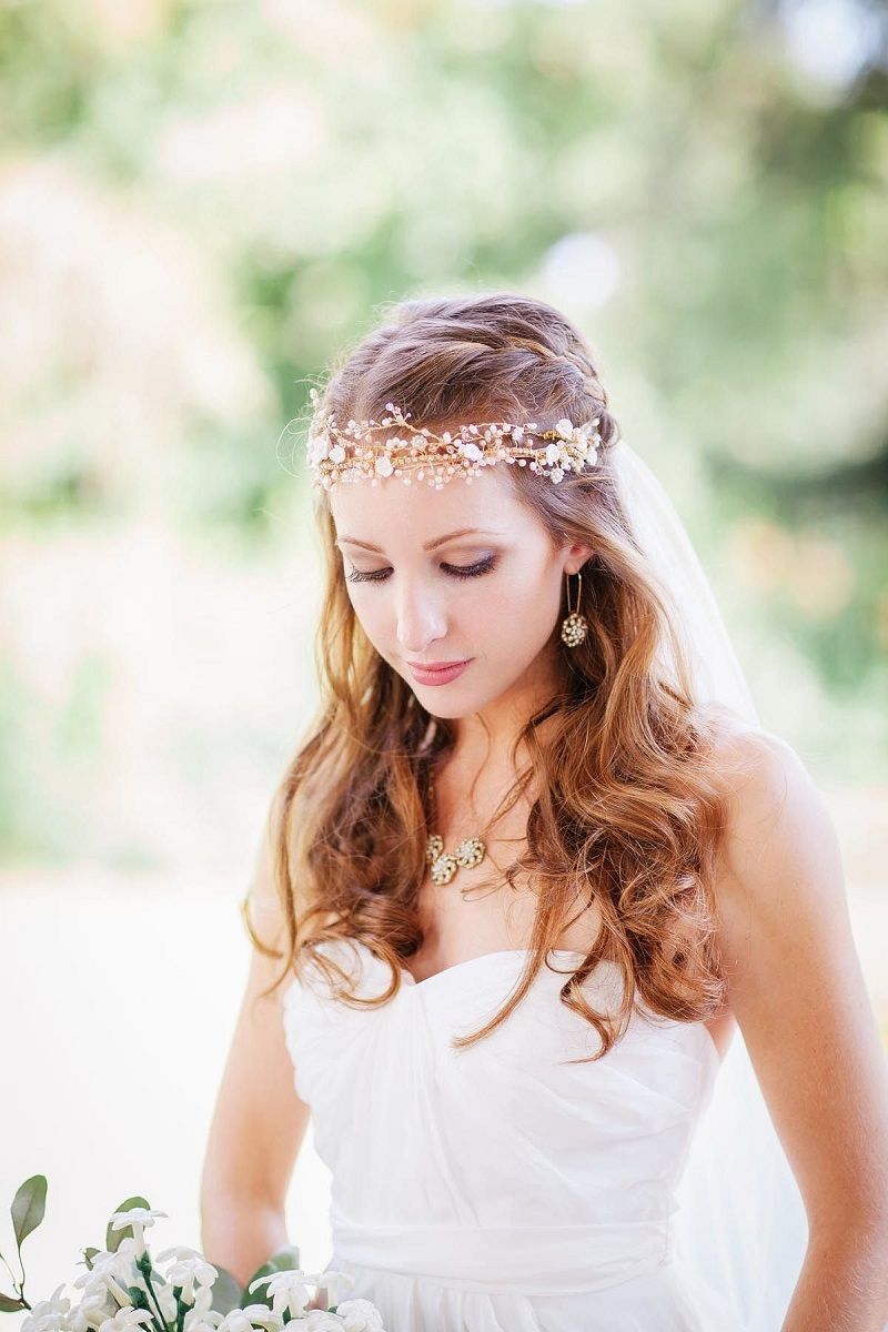 noiva ruiva com grinalda dourada e coque despojado