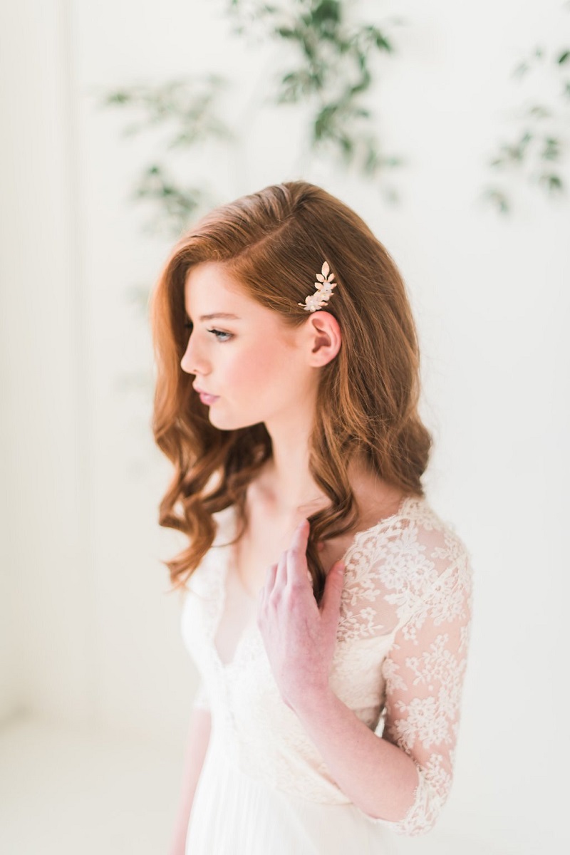 penteados para noivas ruivas semi-preso lateral com flores