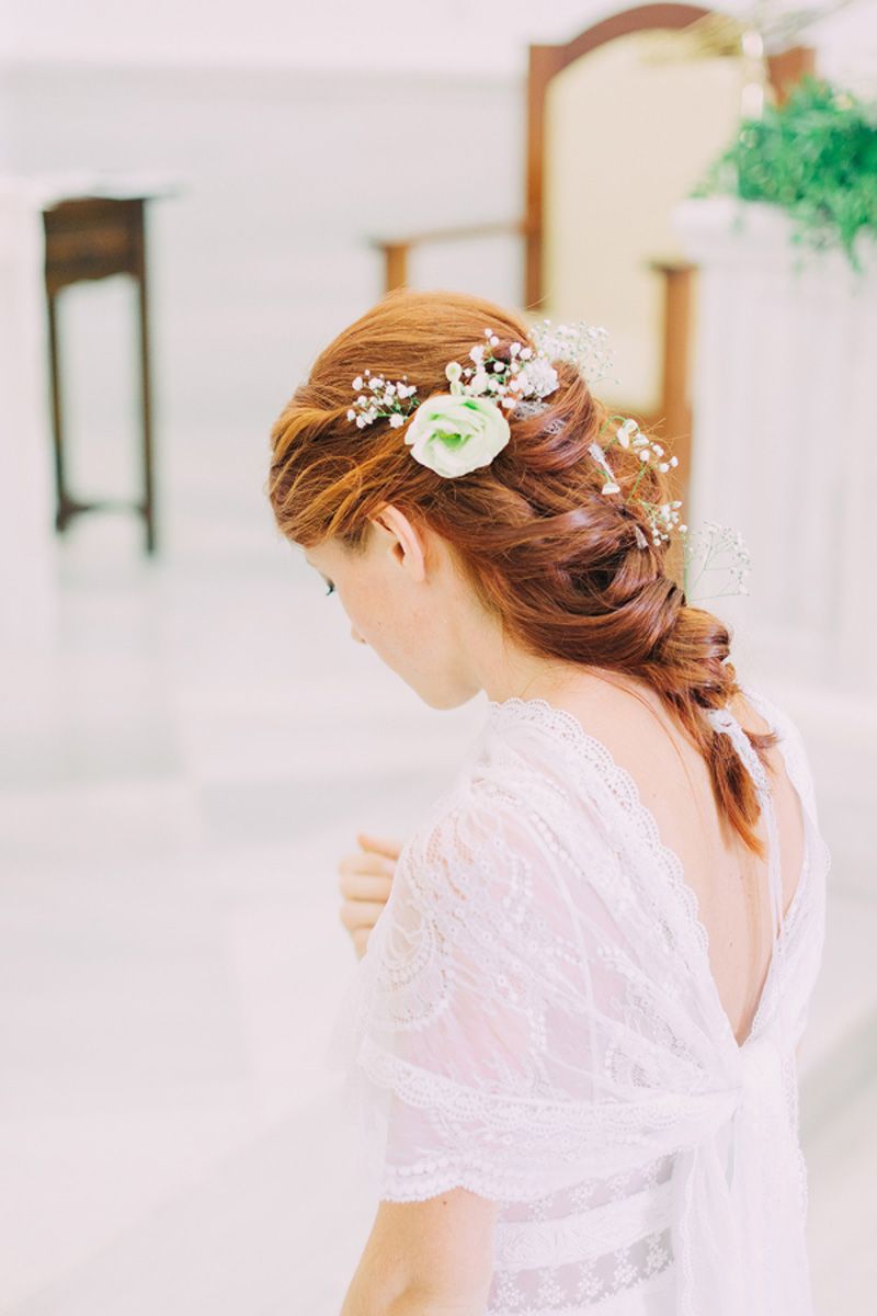 penteados para noivas ruivas com trança e flores naturais