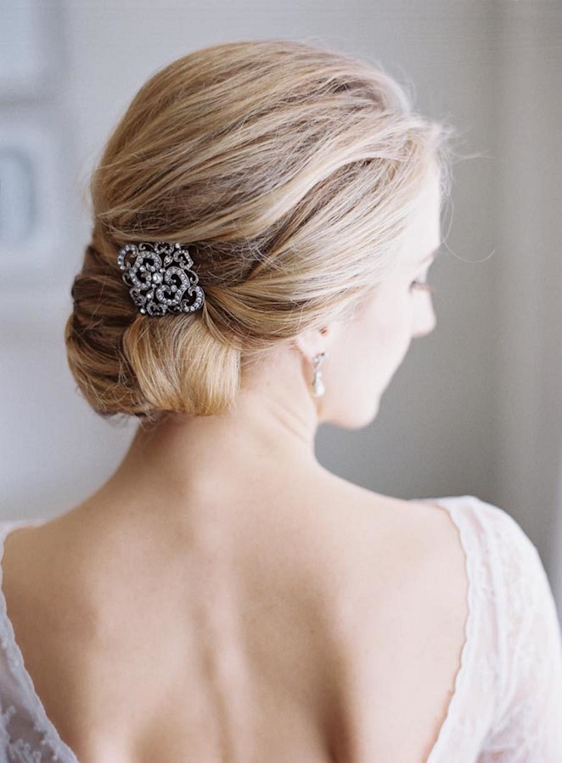 Penteado para casamento para cabelo curto com efeito wet look, tendência moderna