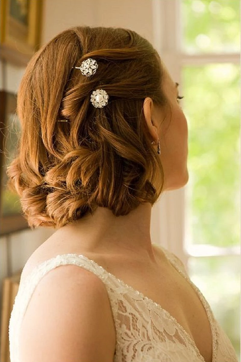 Penteados para casamento para cabelo curto com grampos de pérolas, um charme para madrinhas