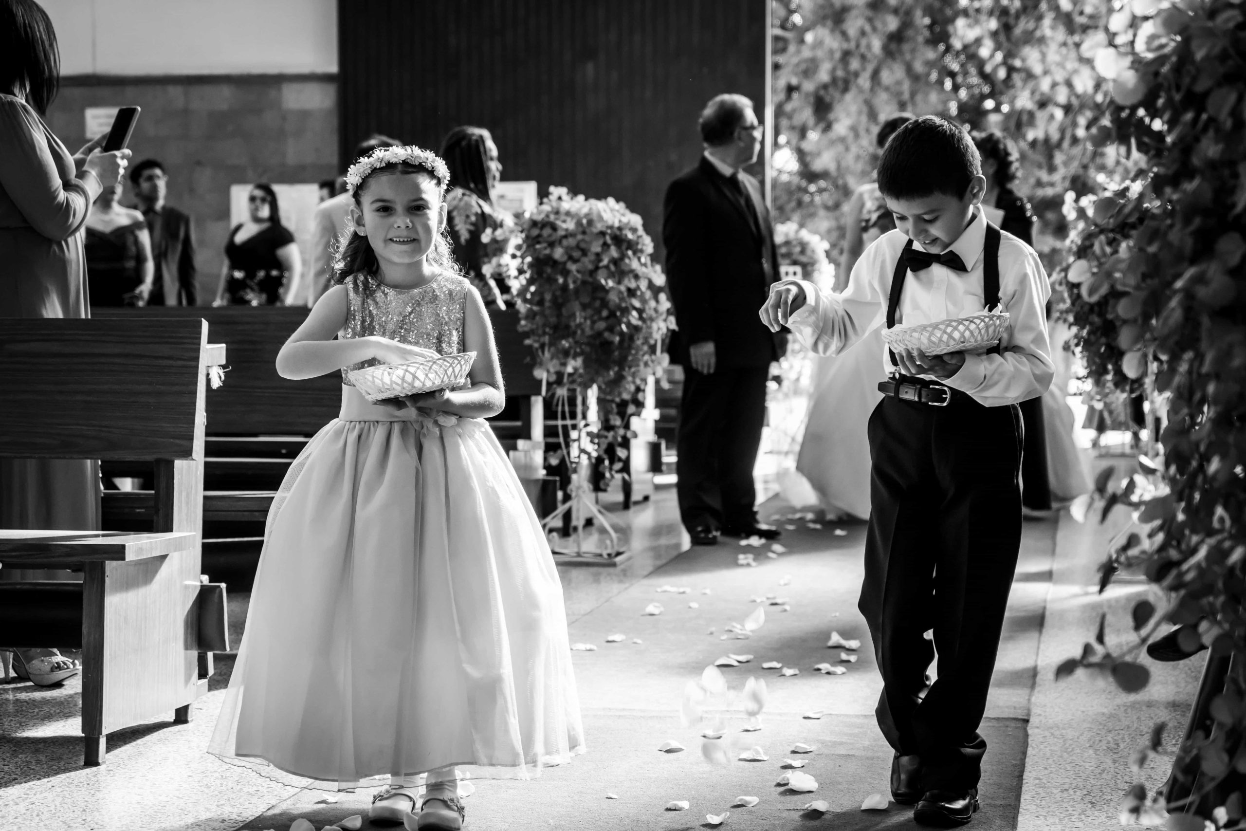 Entrada de daminha e pajem jogando pétalas no casamento.