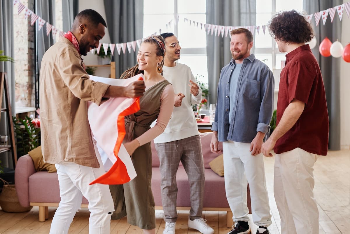 Amigos celebrando chá de panela ou open house no novo lar
