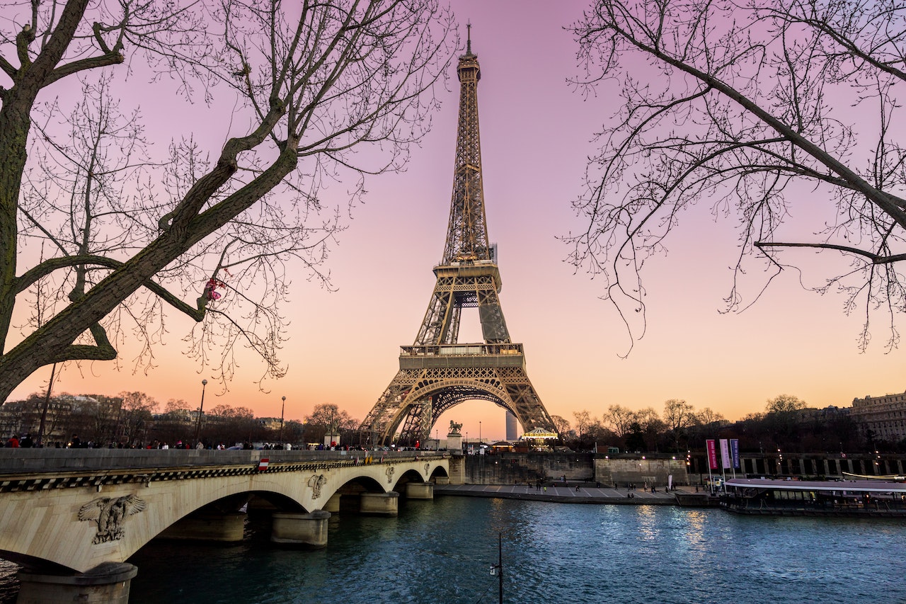 casamento em Paris: Torre Eiffel iluminada durante cerimônia