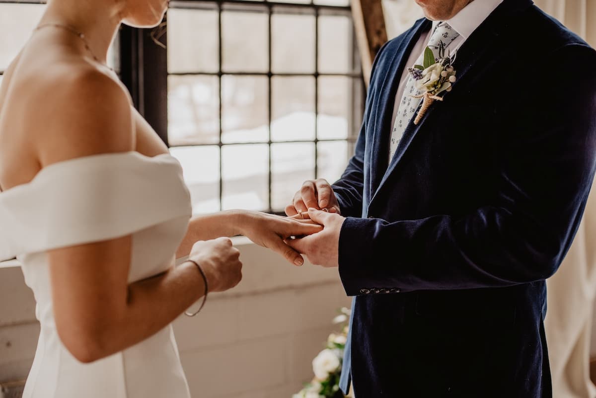 Imagem de noivos na hora de realizar os votos no casamento|Votos de casamento de filmes: Leo e Paige em Para Sempre|Votos de casamento de filmes: Barrados no Baile|Votos de casamento de filmes: Marshall e Lily|Votos de casamento de filmes: Chuck e Sarah|Julian e Brook