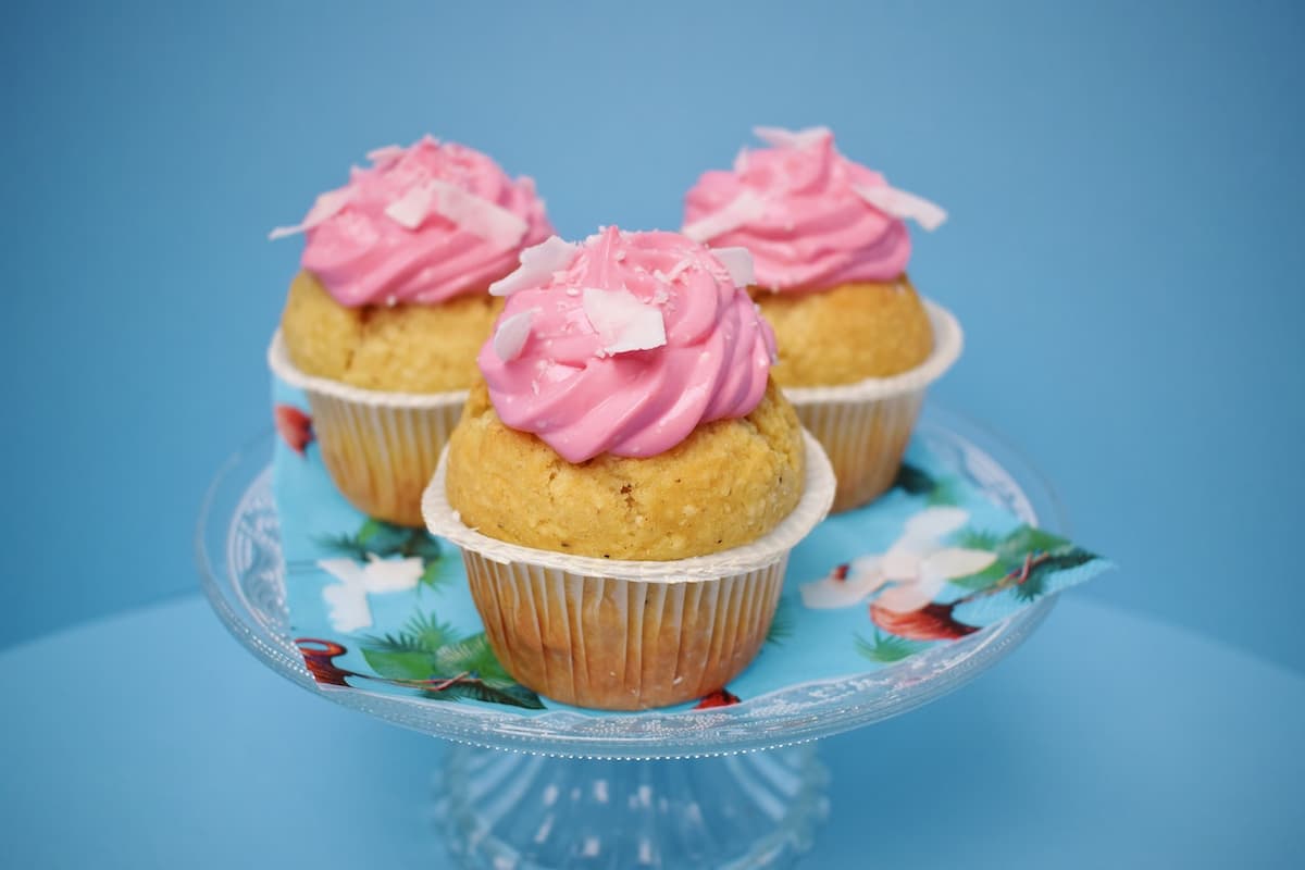 Imagem de cupcakes com creme rosa em cima