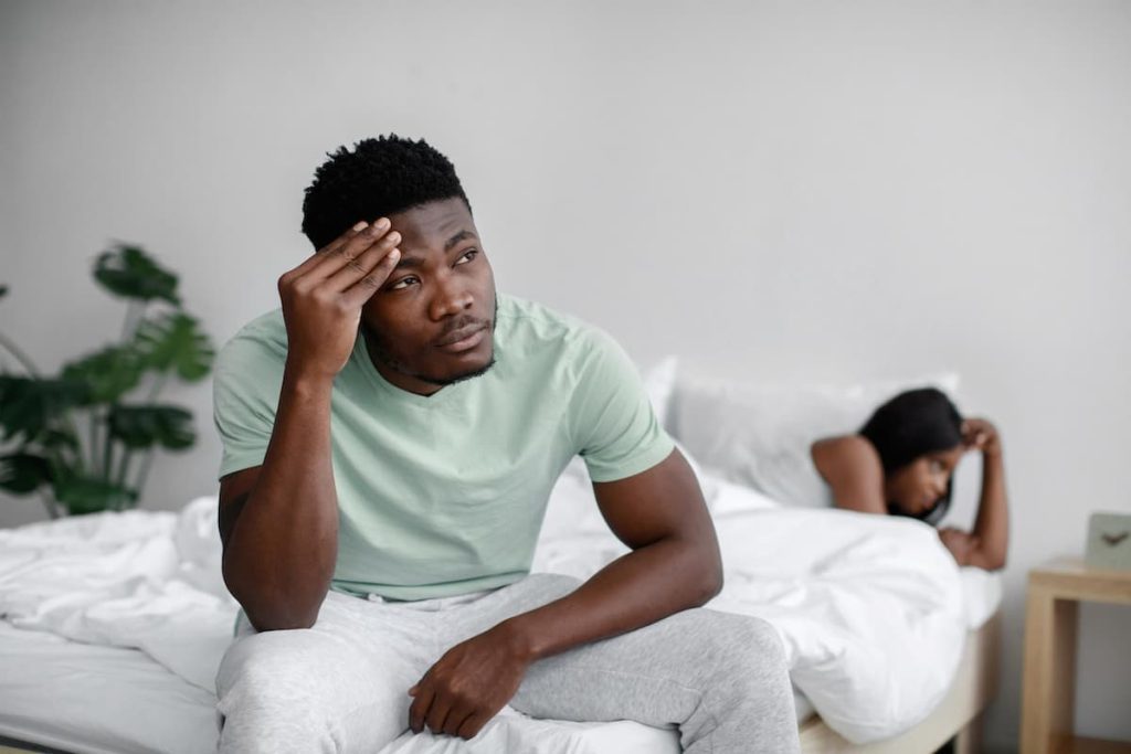 Casal com aparência de estarem brigados na cama em um quarto|briga de casal|briga de casal|briga de casal|briga de casal|briga de casal|||||Mulher com aspecto triste conversando com um homem|Casal tendo uma briga na cozinha|Casal abraçado em uma cama olhando para um computador